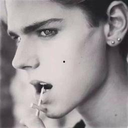 偏长发欧美帅哥图片,魅力四溢的时尚演绎